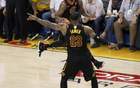 NBA笑點：JR戲弄詹姆斯，科比越位未判