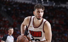 斯通：申京年少即顯實(shí)力，18歲土耳其MVP，潛力早現(xiàn)。