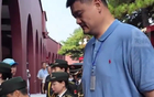 姚明觀禮閱兵，巨影坐臺(tái)遮觀眾